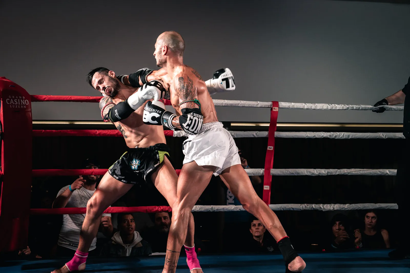 Muay-Thai-Kampf im Ring, Clinch